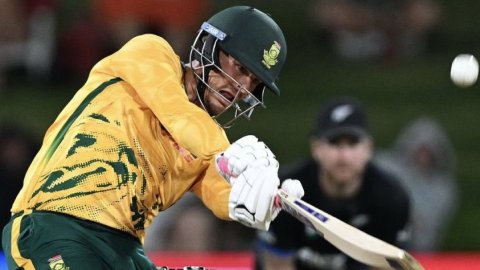 Bowlers grab spotlight as SA beat NZ by seven wickets in low-scoring 1st T20I