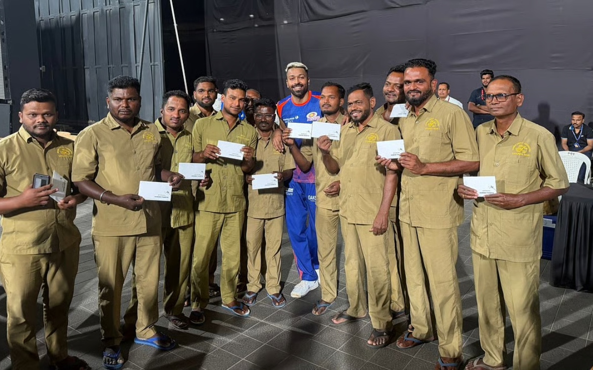 हार्दिक पांड्या ने IPL 2026 से पहले जीते करोड़ों दिल, वानखेड़े ग्राउंड  स्टाफ को दिए 10-10 लाख रु - Hardik Pandya Sweet Gesture Wins Hearts Awarded  10 Lakh Each To Mca Groundsman