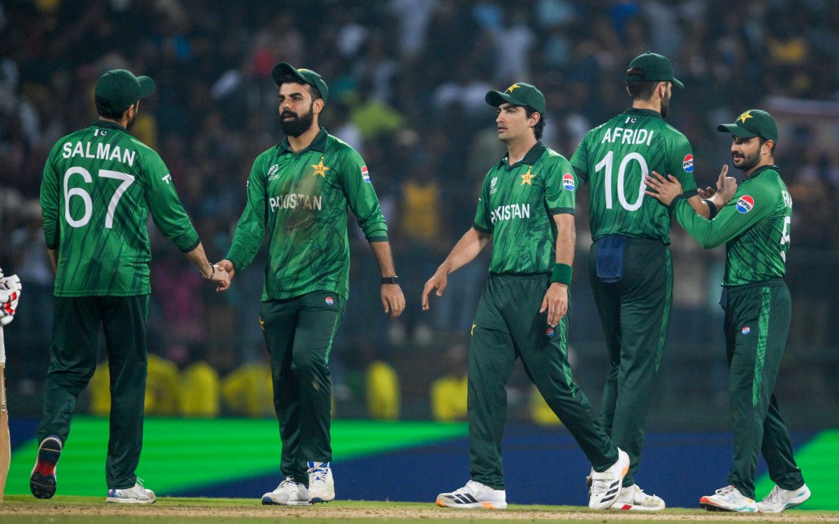 टी20 विश्व कप में खराब प्रदर्शन के बाद पाकिस्तानी खिलाड़ियों पर लगा भारी  जुर्माना: रिपोर्ट - Story Of Heavy Fine Imposed On Pakistani Players After  Poor Performance In T20 World ...