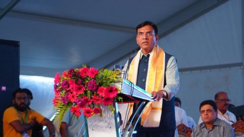 कर्नाटक: मांडविया और कुमारस्वामी ने मांड्या में 'खेलो इंडिया' इनडोर स्टेडियम की नींव रखी