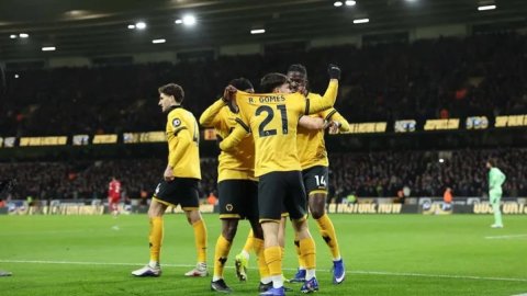 Liverpool beaten by late Wolves goal at Molineux