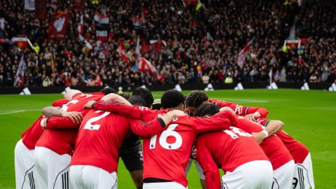 Manchester United strengthens position in third place as Tottenham takes Anfield point