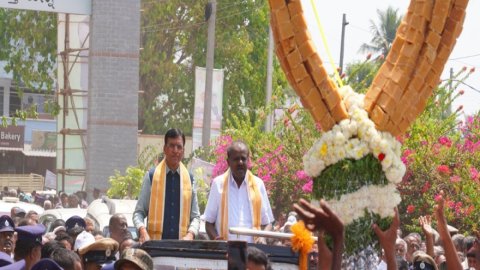 Mandaviya, Kumaraswamy lay foundation for Khelo India indoor stadium in K'taka's Mandya