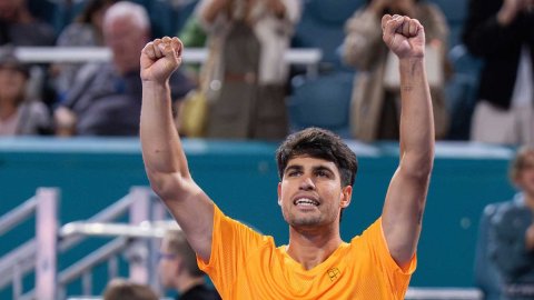 Miami Open: Alcaraz eases past Fonseca in first meeting with rising star