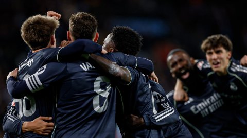 Real Madrid stays in title race as deflected goal gives late win in Vigo
