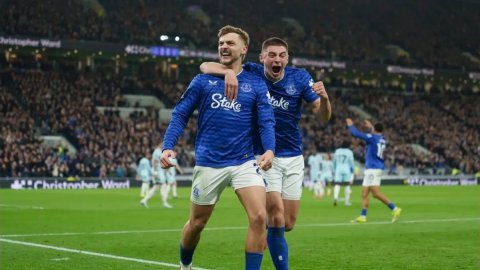 Tarkowski, Dewsbury-Hall score as Everton breeze past Burnley