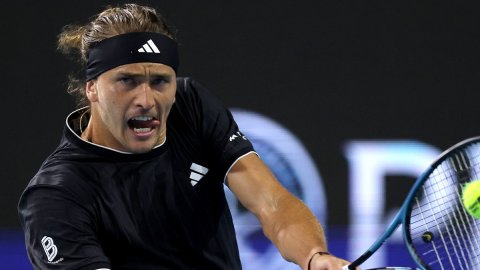 Zverev advances with ease at Miami Open, Shevchenko stuns Shelton