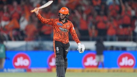 IPL 2026: अभिषेक शर्मा ने ठोका रिकॉर्डतोड़ शतक, रोहित को छोड़ा पीछे और कोहली के महारिकॉर्ड की कर ली 