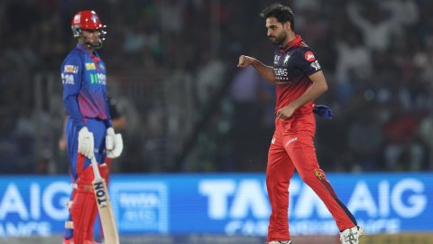 RCB vs DC: हेजलवुड-भुवनेश्वर का कहर, ताश के पत्तों की तरह बिखर कर 75 रन पर सिमटी दिल्ली की पारी