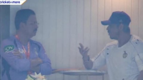 क्या KKR के खराब प्रदर्शन से परेशान हैं SRK? टीम के CEO वेंकी मैसूर संग इंटेंस बातचीत का VIDEO कैमरे