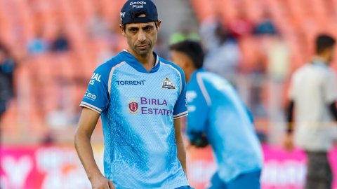 Ashish Nehra is like a football coach, never sits still: Harbhajan