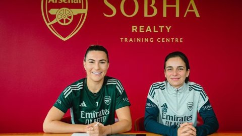 Australian defender Steph Katley signs new deal with Arsenal