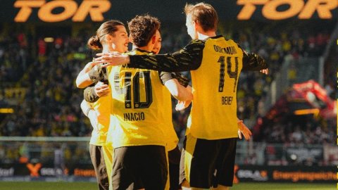 Dortmund turns landmark fixture into Champions League ticket