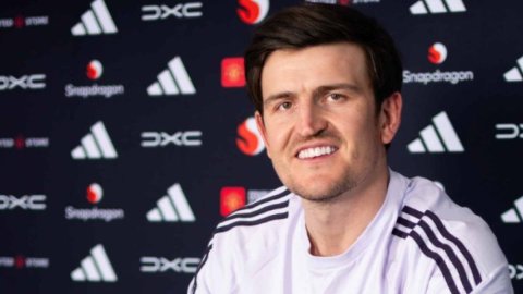 Former captain Harry Maguire signs new short-term contract with Manchester United