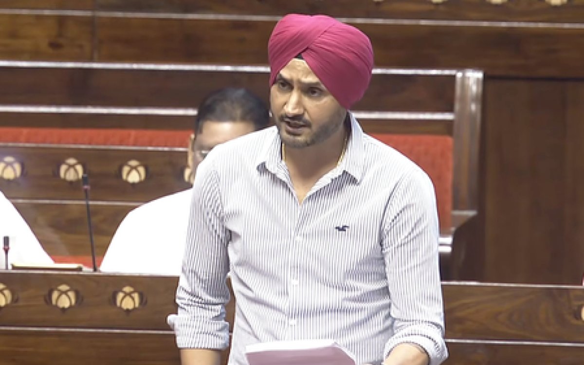 हरभजन सिंह और अशोक मित्तल को सीआरपीएफ ने मुहैया करवाई 'वाई कैटेगरी' सुरक्षा  - Story Of Crpf Provided Y Category Security To Harbhajan Singh And Ashok  Mittal in Hindi | Cricketnmore.com