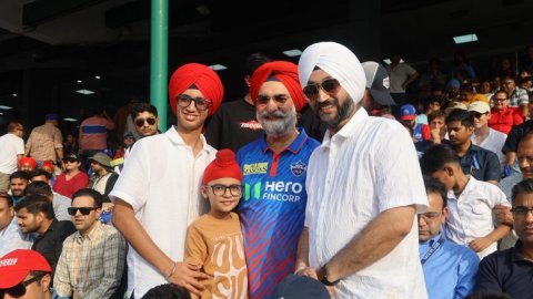 L-G TS Sandhu joins spectators in cricket stadium to cheer Delhi team