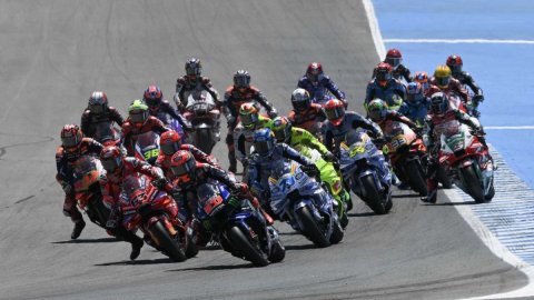 MotoGP 2026: Flawless Alex Marquez keeps Bezzecchi at bay for victory as Marc Marquez crashes in Jer