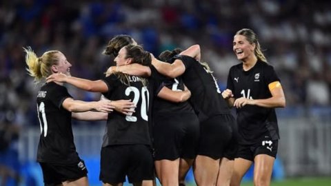 New Zealand women edge past PNG to seal World Cup berth