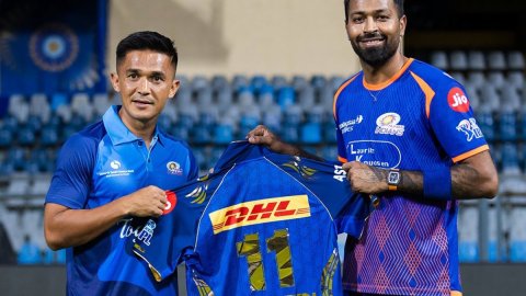 Pandya presents Chhetri with MI jersey on his visit to training camp at Wankhede