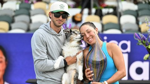 Pegula defends Charleston title to win second trophy of 2026