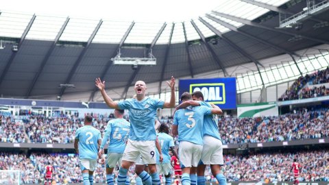 Premier League: Title race heats up as Arsenal face Fulham test