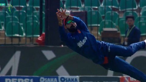 VIDEO: PSL में शादाब खान ने किया करिश्मा, हवा में उड़कर पकड़ा सुपरमैन कैच