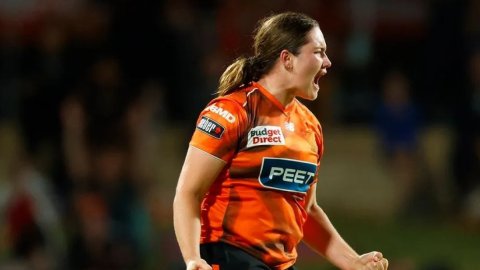 Uncapped Ainsworth makes the cut, Vlaeminck misses out as CA unveil women’s central contract