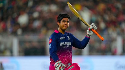 15 साल के Vaibhav Sooryavanshi ने रच दिया बड़ा इतिहास, अभिषेक शर्मा का रिकॉर्ड तोड़ IPL में किया ये 