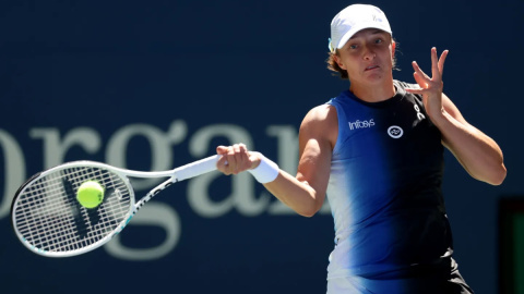 French Open: Swiatek storms into round two with straight sets win over Jones