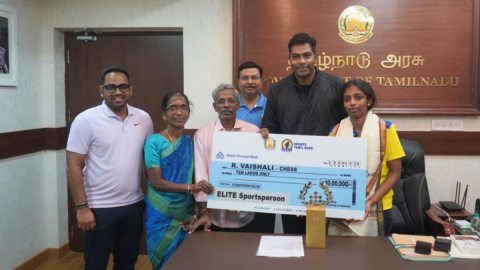  tamilnadu: khel mantri aadhav arjun ne shatranj star vaishali ko diya 10 lakh ka check 75 Tamil Nad