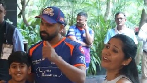 WATCH: Rohit Sharma के साथ सेल्फी लेने आई महिला फैन का फोन स्विच ऑफ हो गया, फिर क्या हुआ?