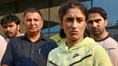 विनेश फोगाट ने हार के बाद डब्ल्यूएफआई के प्रति जताई नाराजगी, कहा- बहुत जिद्दी और जुनूनी हूं, वापसी क
