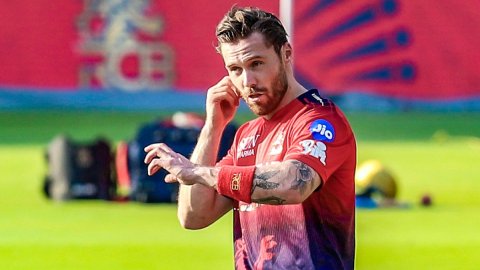 IPL 2026: RCB opener Phil Salt returns to England for scans after finger injury
