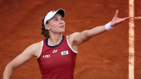 Italian Open: Elena Rybakina powers past Eala to reach last 16