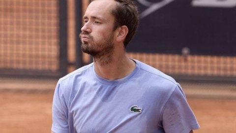 Italian Open: Medvedev advances via walkover after Machac pulls out with illness