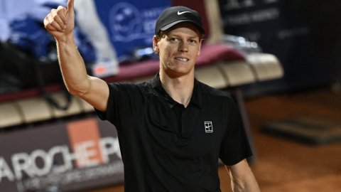Italian Open: Sinner cruises past Ofner with straight sets win