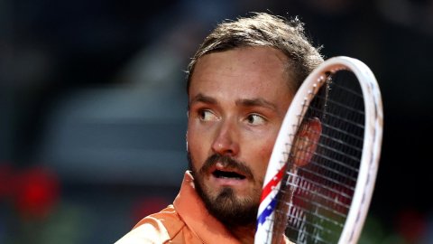 Italian Open: Sinner-Medvedev clash to resume on Saturday after rain suspends semis play