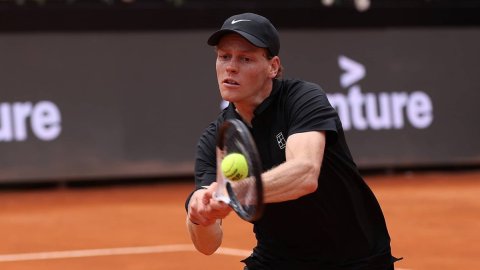 Italian Open: Sinner survives Medvedev test, late-night suspension to reach Rome final