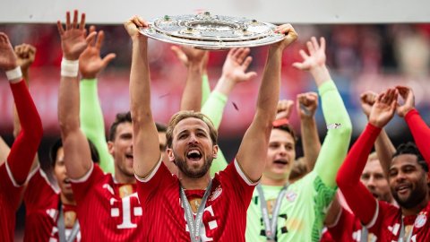Kane treble powers Bayern in final-day Cologne clash