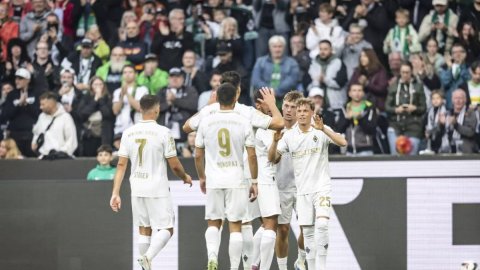Monchengladbach beat Dortmund to secure Bundesliga safety