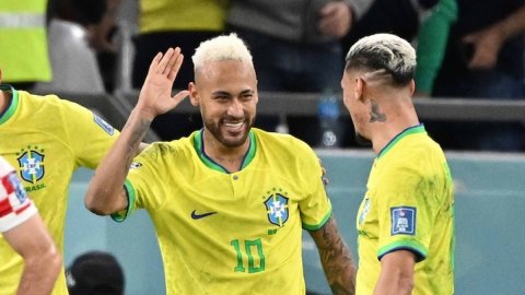 Neymar earns Brazil World Cup recall