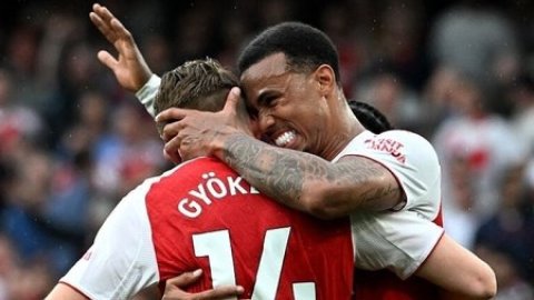 Premier League: Arsenal go six points clear of Man City at the top