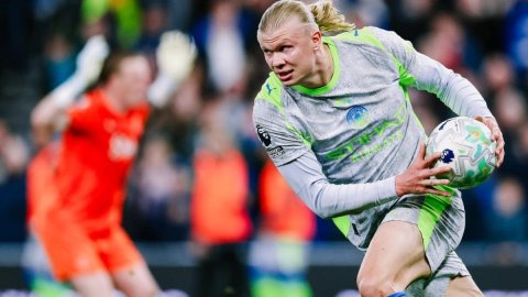 Premier League: Man City slip up in title race with 3-3 draw at Everton