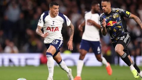 Spurs go two points clear of relegation after 1-1 draw with Leeds