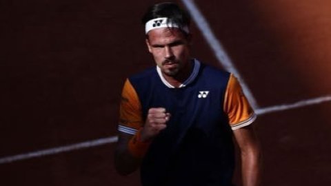 Tennis: China's Zhang misses match points, loses to Altmaier at ATP Italian Open