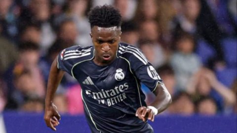 Vinicius' double keeps Madrid alive as Barca made to wait for La Liga title