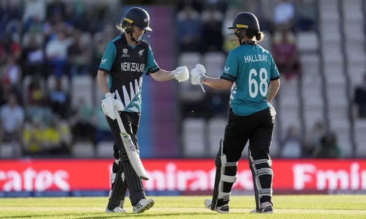 Amelia and Devine steady New Zealand innings set a 151 run target for Sri Lanka