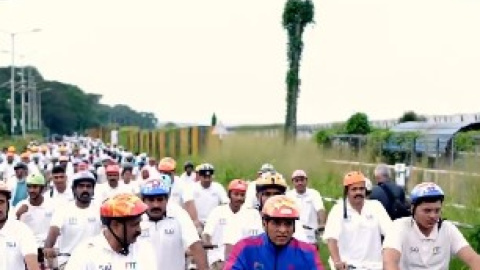 तिरुवनंतपुरम: डॉ. मनसुख मांडविया ने साइकिलिंग बाय द सी कार्यक्रम में हिस्सा लिया 
