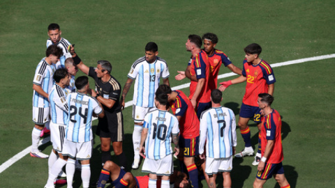 FIFA World Cup 2026 Final: फाइनल मैच खत्म होने के बाद भिड़े स्पेन-अर्जेंटीना के खिलाड़ी, मैदान पर हु