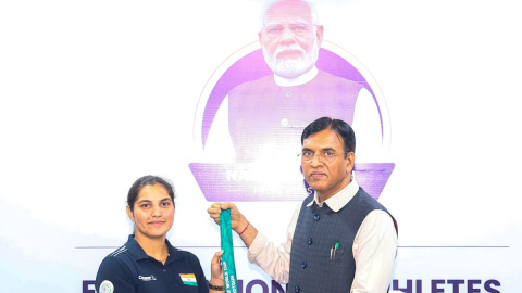 केंद्रीय खेल मंत्री ने आईएसएसएफ वर्ल्ड कप गोल्ड मेडलिस्ट ईशा सिंह और नीरू ढांडा को सम्मानित किया